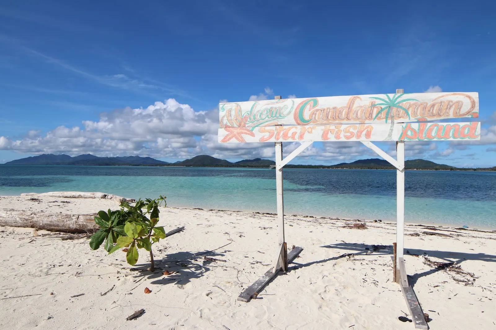 Candaraman Island beach and sign in Balabac (illustrative photo)