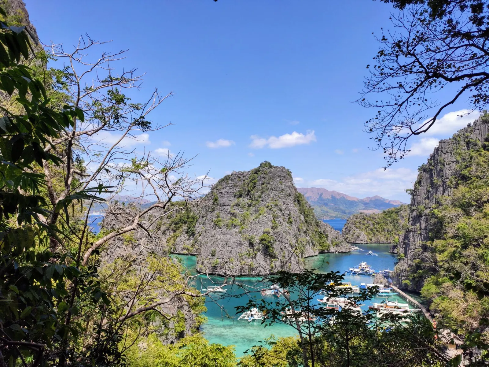 The Kayangan Lake viewpoint over the limestone islands (illustrative photo)