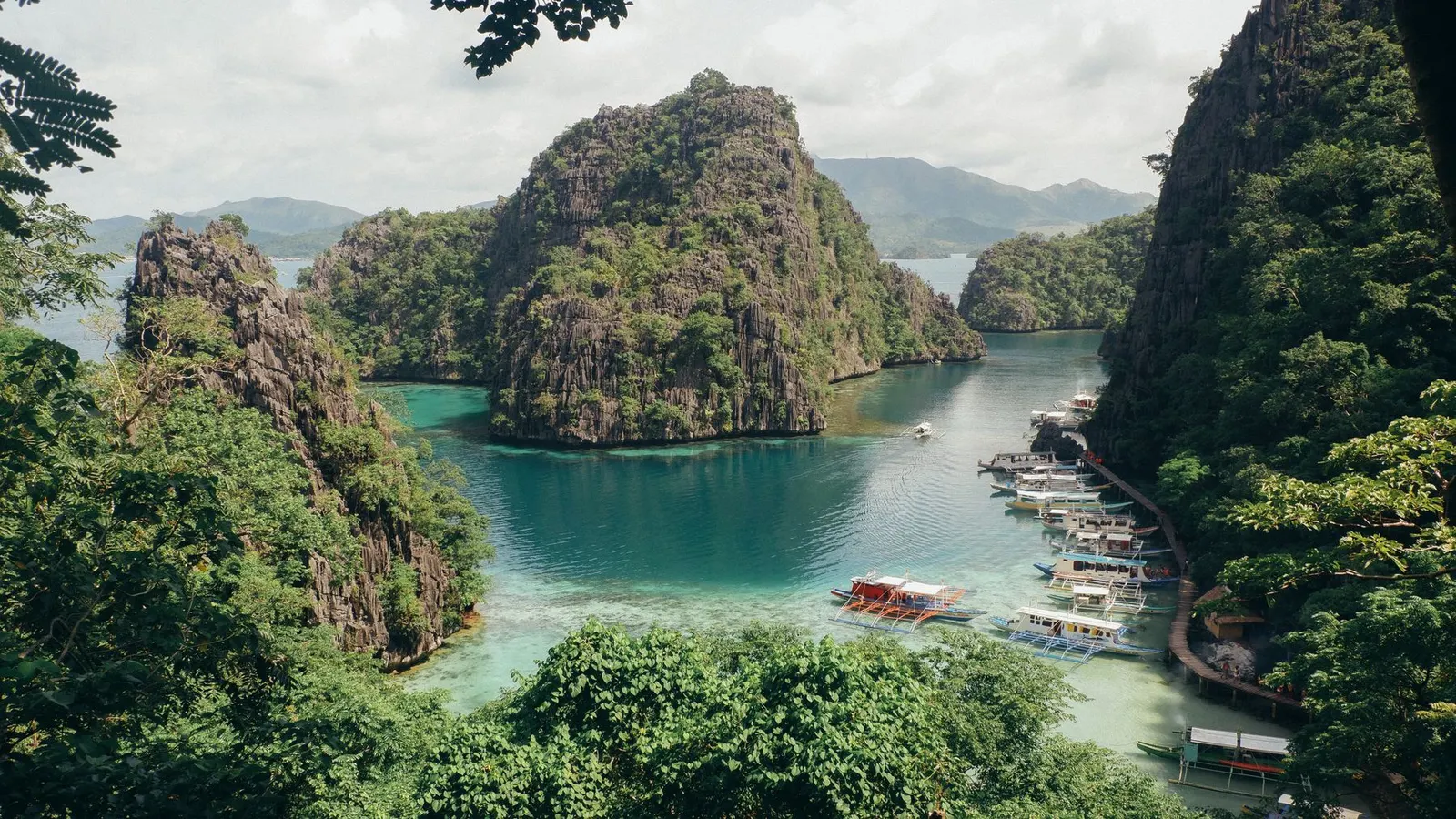 Kayangan Lake and the limestone islands of Coron, Palawan (illustrative photo)